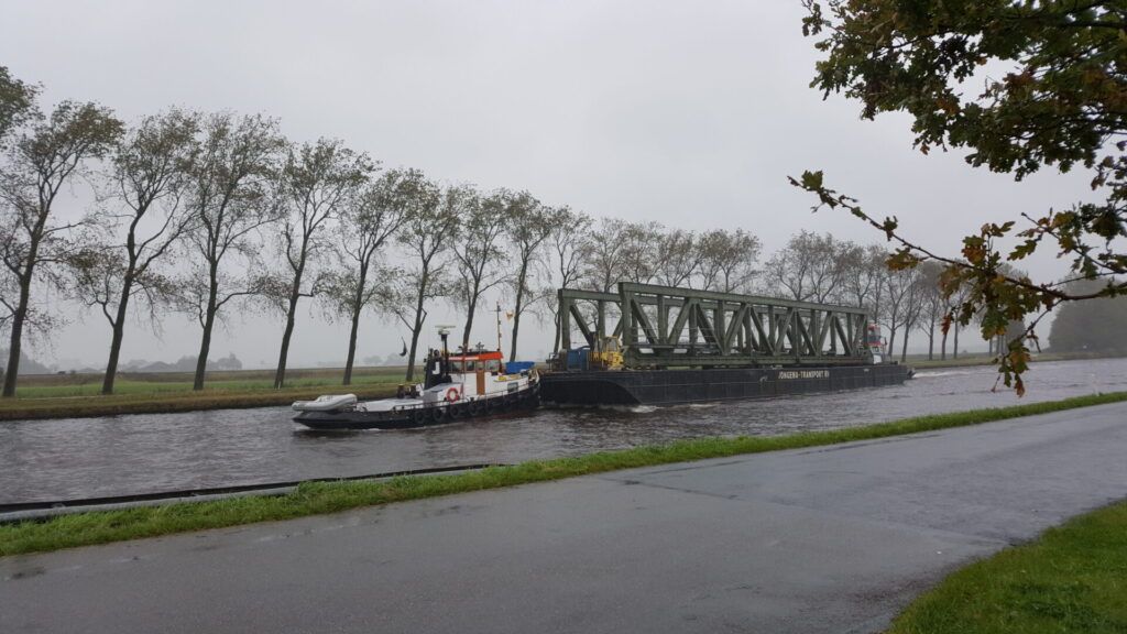 Verslepen van voormalig brugdeel